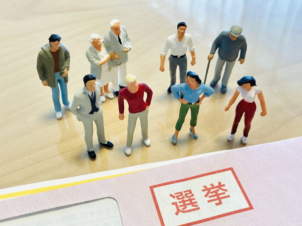 ミニチュアの選挙・投票のイメージ（人々）